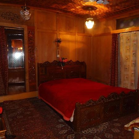 Houseboat Moon Of Kashmir 호텔 Srīnagar 객실 사진