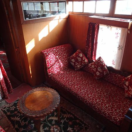 Houseboat Moon Of Kashmir 호텔 Srīnagar 객실 사진