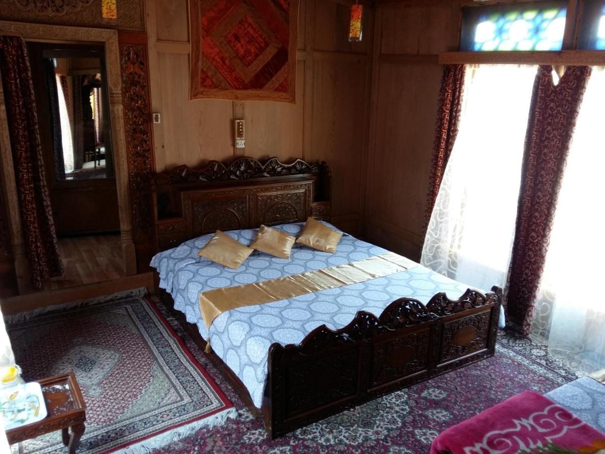 Houseboat Moon Of Kashmir 호텔 Srīnagar 외부 사진