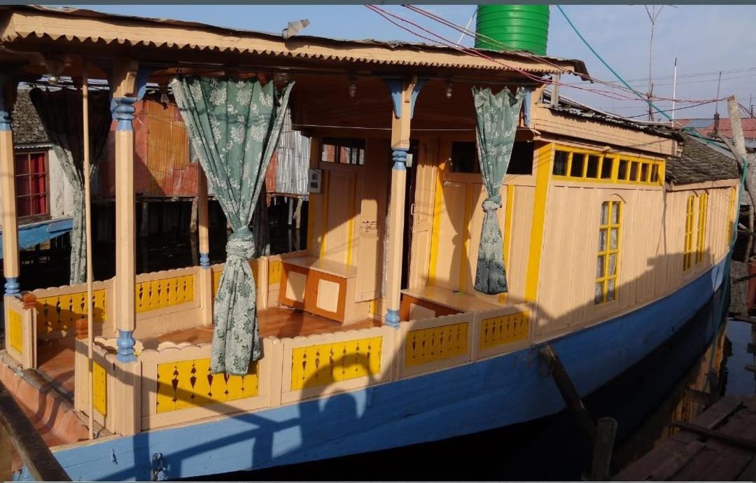 Houseboat Moon Of Kashmir 호텔 Srīnagar 외부 사진