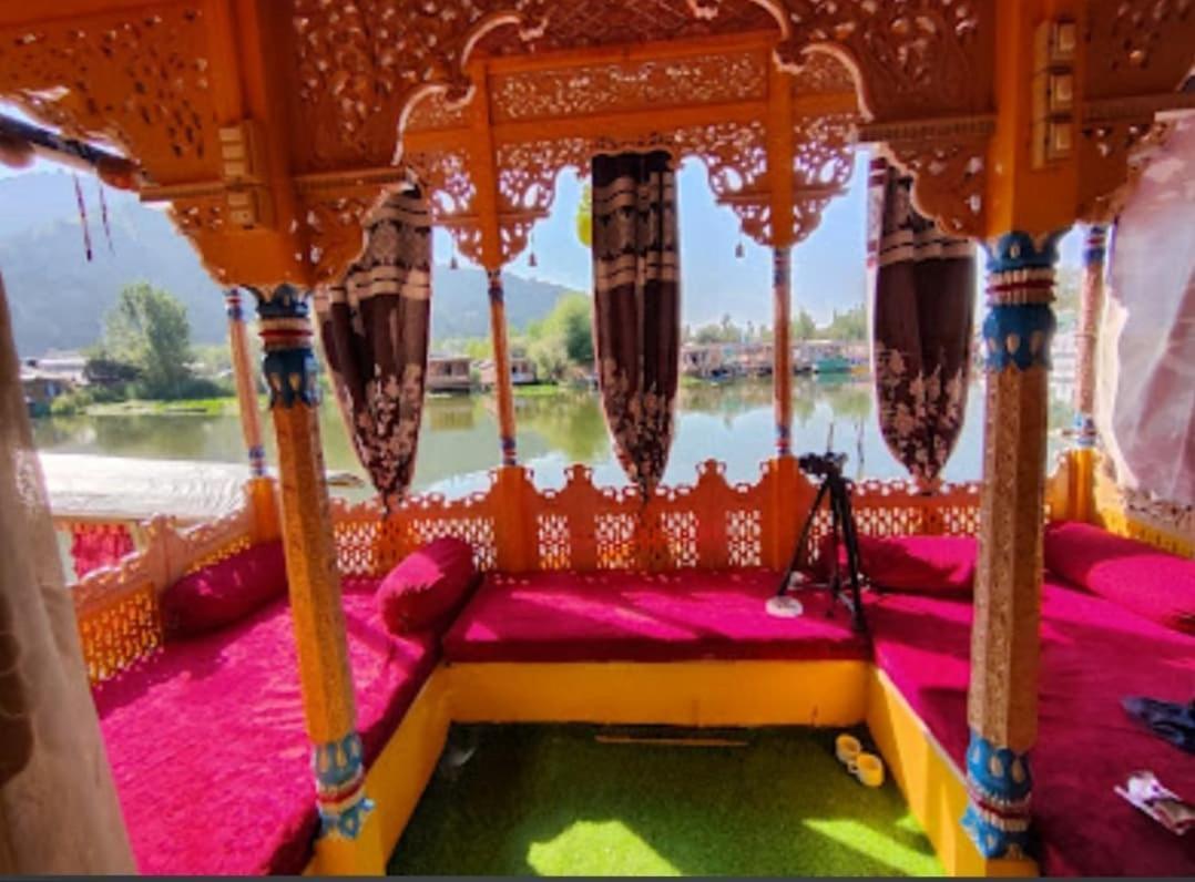 Houseboat Moon Of Kashmir 호텔 Srīnagar 외부 사진