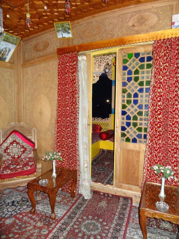 Houseboat Moon Of Kashmir 호텔 Srīnagar 외부 사진