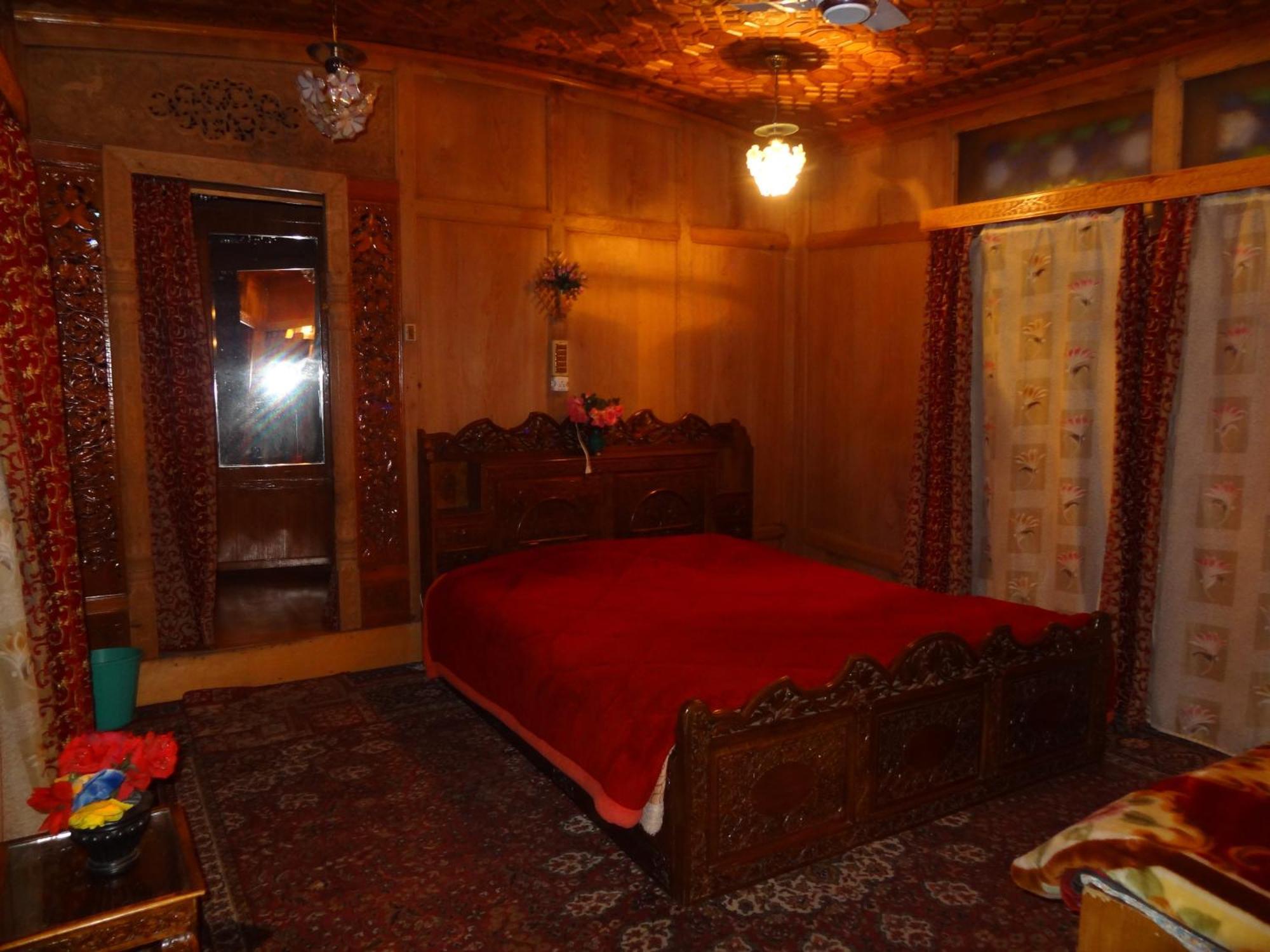 Houseboat Moon Of Kashmir 호텔 Srīnagar 객실 사진