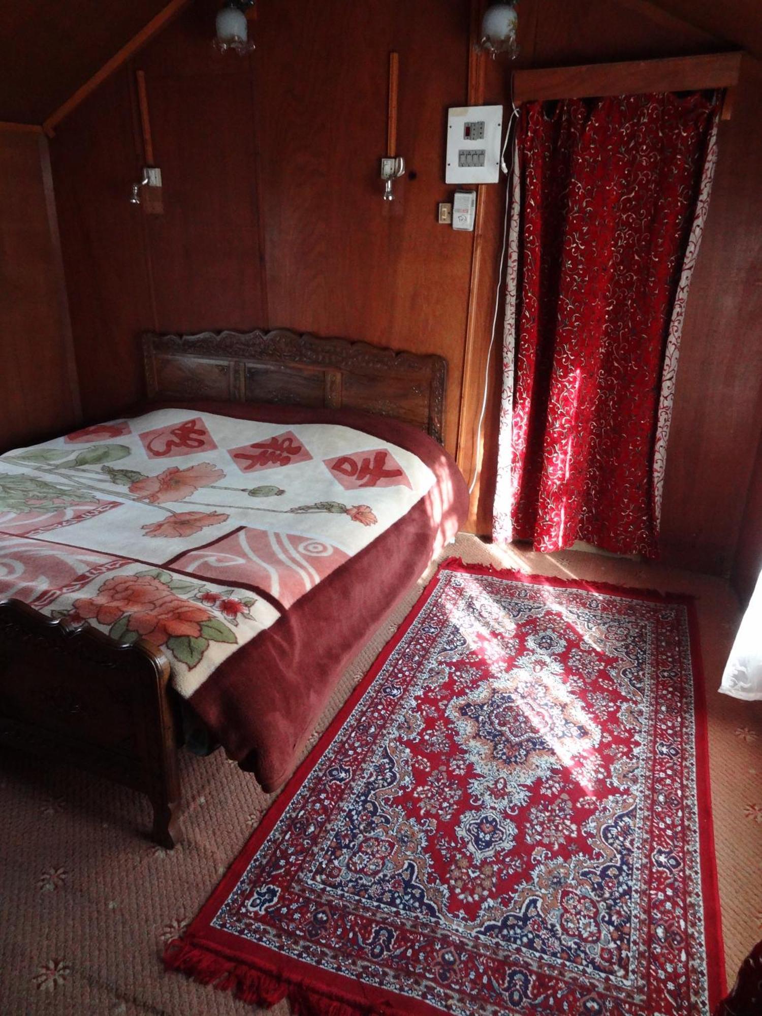 Houseboat Moon Of Kashmir 호텔 Srīnagar 객실 사진