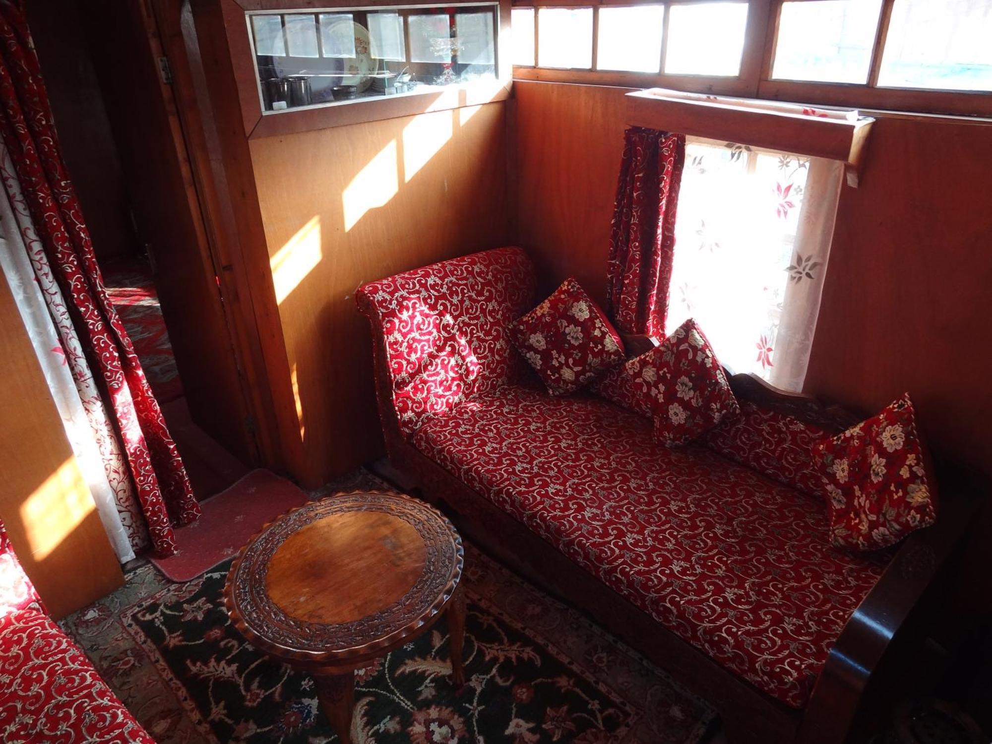 Houseboat Moon Of Kashmir 호텔 Srīnagar 객실 사진