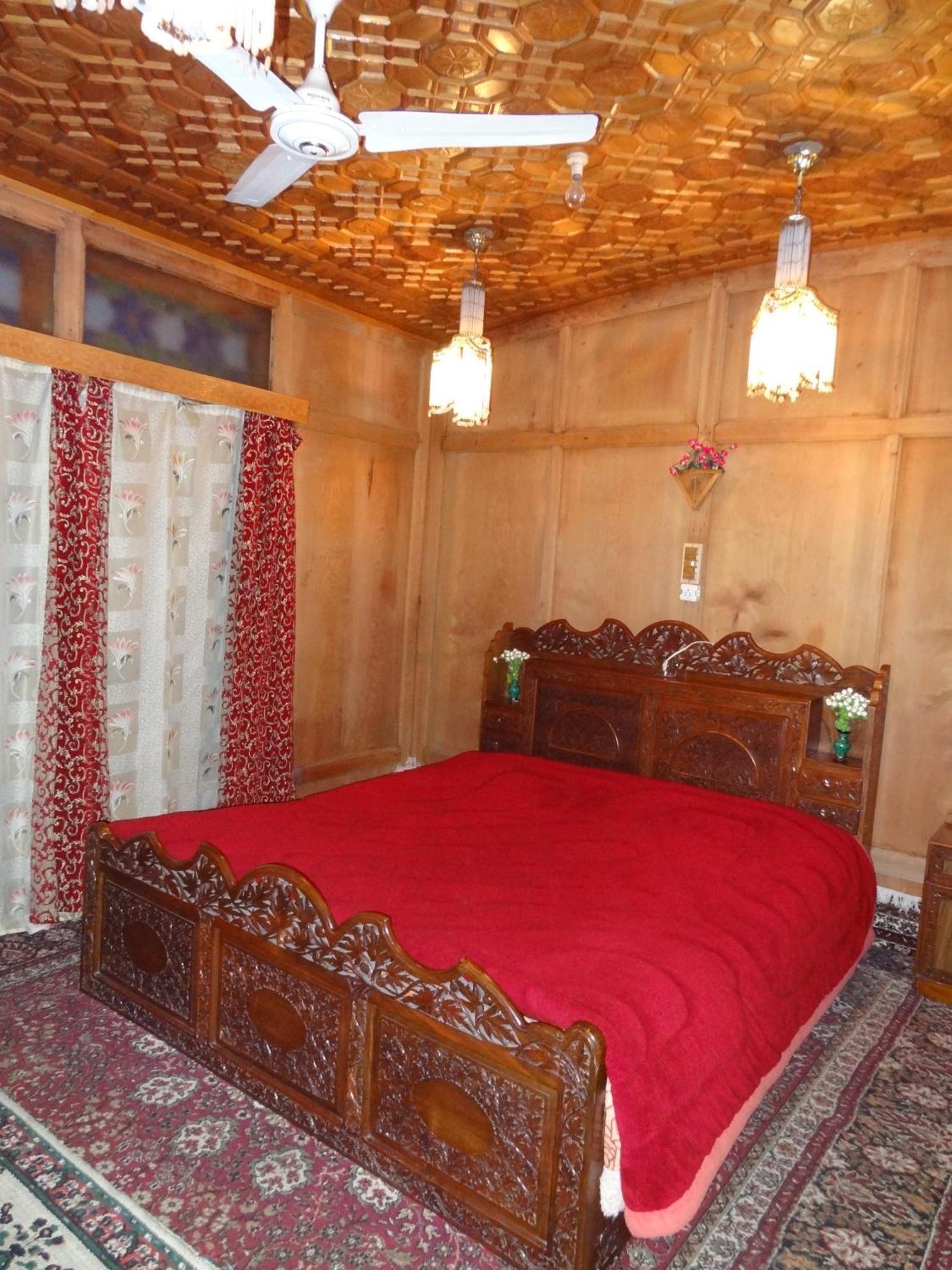 Houseboat Moon Of Kashmir 호텔 Srīnagar 객실 사진