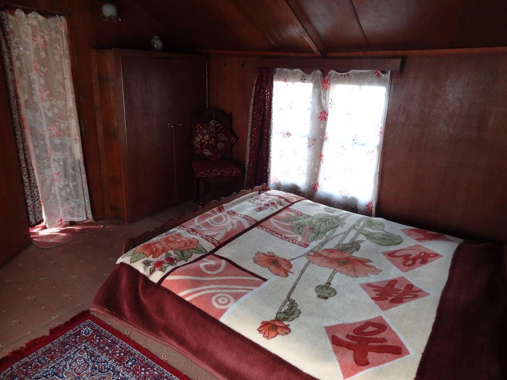 Houseboat Moon Of Kashmir 호텔 Srīnagar 객실 사진