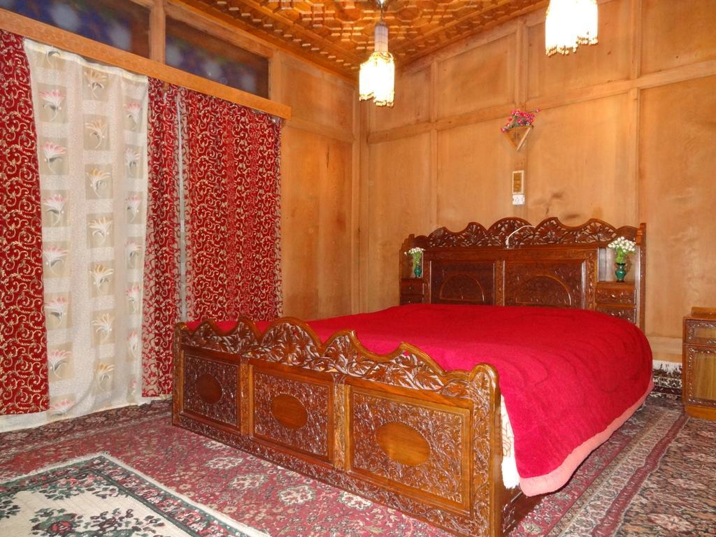 Houseboat Moon Of Kashmir 호텔 Srīnagar 객실 사진