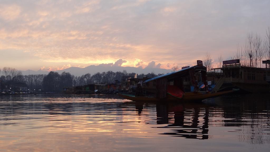 Houseboat Moon Of Kashmir 호텔 Srīnagar 외부 사진