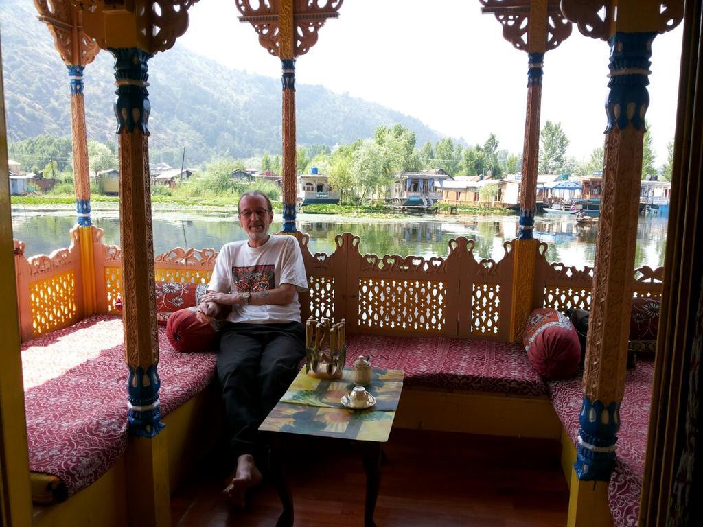 Houseboat Moon Of Kashmir 호텔 Srīnagar 외부 사진
