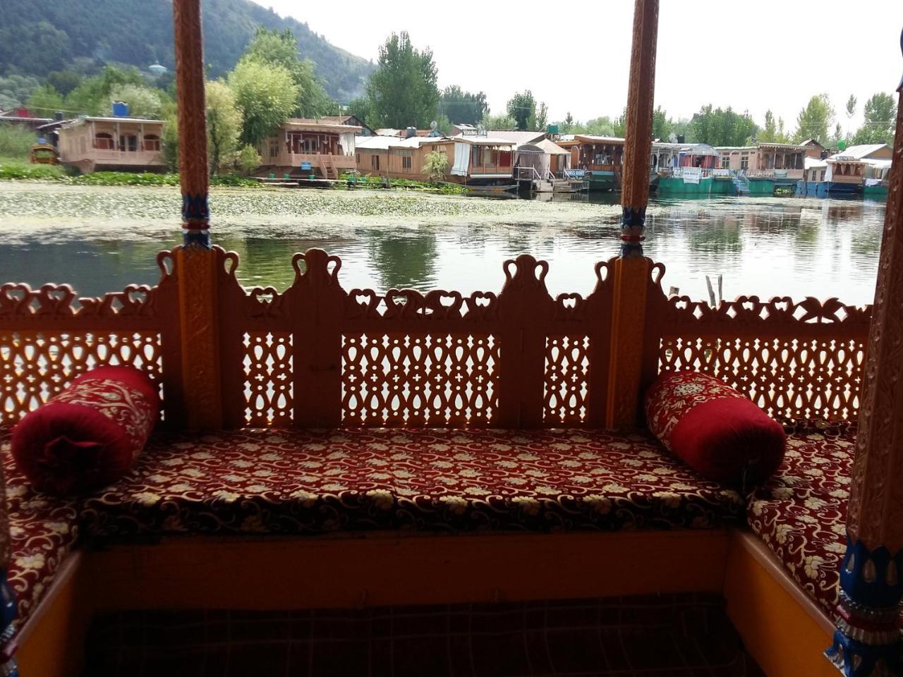 Houseboat Moon Of Kashmir 호텔 Srīnagar 외부 사진